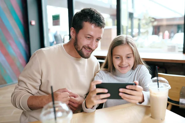 Glücklicher Junger Vater Und Seine Tochter Sehen Lustige Videos Smartphone — Stockfoto