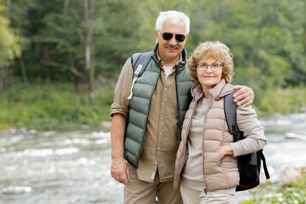 Sırt Çantalı Mutlu Aktif Bir Çift Orman Nehri Kıyısında Doğal — Stok fotoğraf