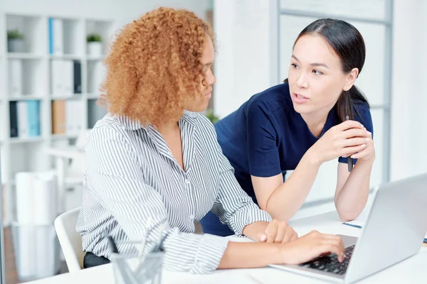 Due Giovani Manager Impiegati Multiculturali Che Guardano Altro Mentre Consultano — Foto Stock