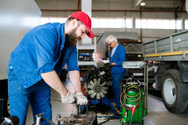 Bärtiger Mann Arbeitskleidung Der Eines Der Motordetails Repariert Während Vor — Stockfoto