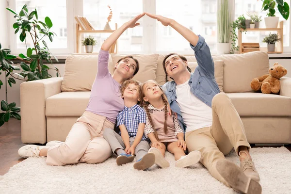 Jonge Ouders Houden Hun Handen Dicht Vormen Een Dak Boven — Stockfoto