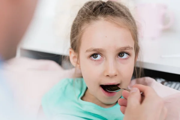 Άρρωστο Κοριτσάκι Που Ανοίγει Στόμα Της Και Παίρνει Φάρμακα Από — Φωτογραφία Αρχείου