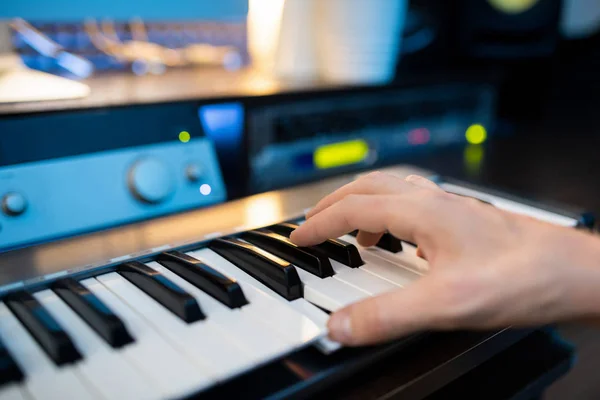Kéz Zongorista Nyomja Meg Egyik Billentyűt Zongora Billentyűzet Miközben Felvétel — Stock Fotó