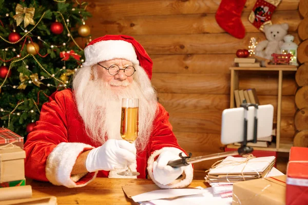 Feliz Papai Noel Com Flauta Champanhe Segurando Smartphone Vara Enquanto — Fotografia de Stock