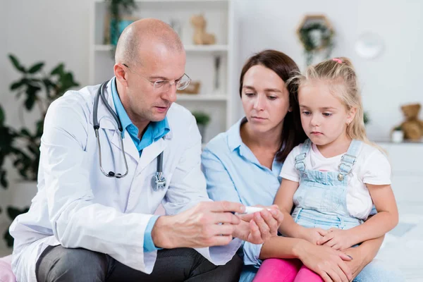 Confident Doctor Showing Temperature Sick Little Patient Thermometer While Consulting — Stock Photo, Image