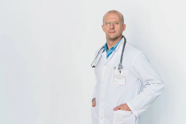 Joven Clínico Serio Whitecoat Mantener Las Manos Los Bolsillos Mientras — Foto de Stock