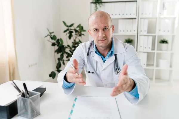 Whitecoat Gözlüklü Kendine Güvenen Genç Doktor Yerinde Otururken Sana Bir — Stok fotoğraf