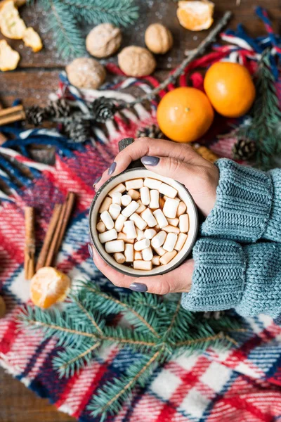 Přehled Ženských Rukou Držících Hrnek Horkého Nápoje Marshmallows Přes Teplou — Stock fotografie