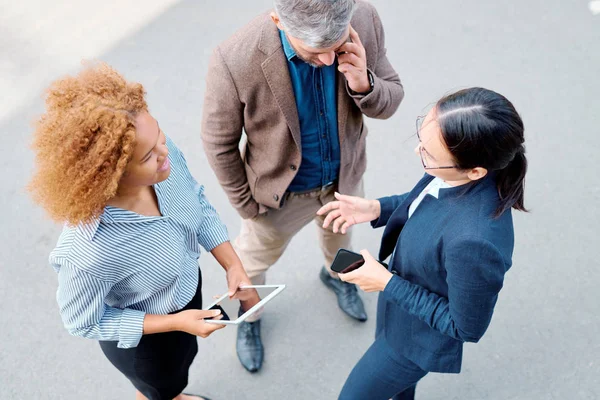 Grupo Jóvenes Colegas Multiculturales Socios Comerciales Con Gadgets Pie Uno — Foto de Stock