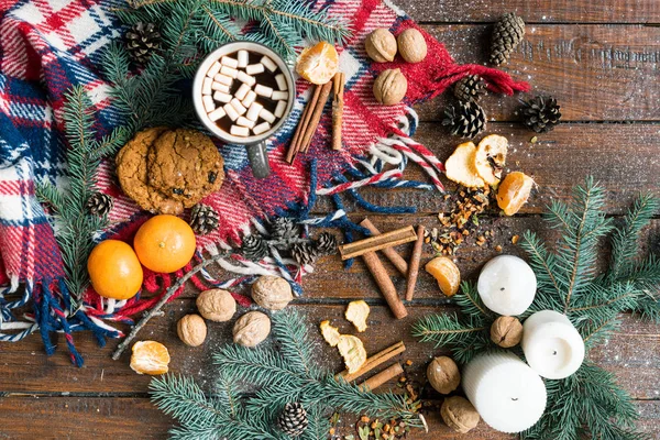Weihnachtlicher Hintergrund Bestehend Aus Nadelholz Walnüssen Kerzen Tannenzapfen Heißgetränk Plätzchen — Stockfoto