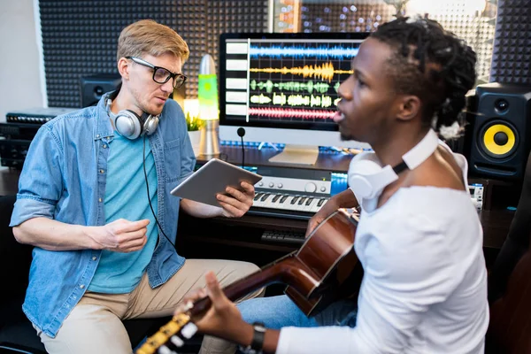 Jovem Cantor Músico Etnia Africana Tocando Guitarra Cantando Enquanto Seu — Fotografia de Stock