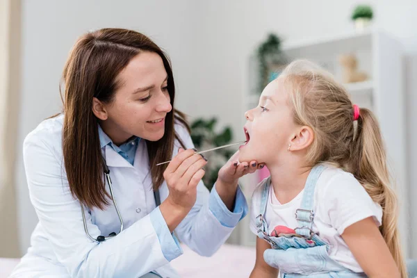 Menina Doente Com Boca Aberta Sentado Consultório Médico Enquanto Clínico — Fotografia de Stock