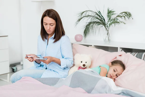 Orolig Mamma Med Termometer Sitter Sängen Med Sin Sjuka Lilla — Stockfoto