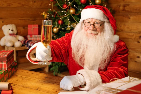 Papai Noel Com Flauta Champanhe Tostando Para Natal Enquanto Sentado — Fotografia de Stock