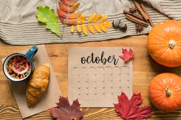 Calendário Outubro Entre Pastelaria Fresca Com Chá Abóboras Maduras Folhas — Fotografia de Stock