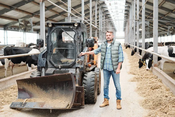 Зрілий Впевнений Працівник Сучасного Фермерського Господарства Стоїть Тракторі Або Іншому — стокове фото