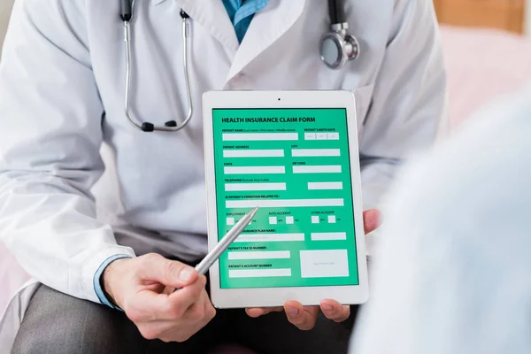 Samtida Läkare Whitecoat Hålla Penna Och Tablett Samtidigt Pekar Elektronisk — Stockfoto