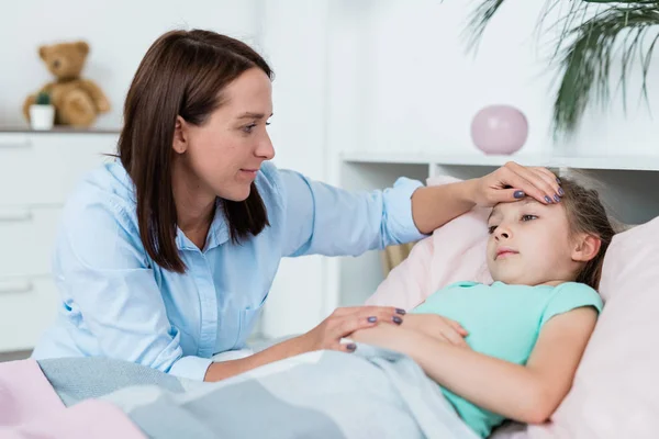 Jong Brunette Vrouw Kijken Naar Haar Ziek Dochter Terwijl Aanraken — Stockfoto