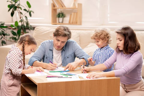 Giovane Famiglia Moderna Coppie Sposate Loro Due Piccoli Bambini Dell — Foto Stock