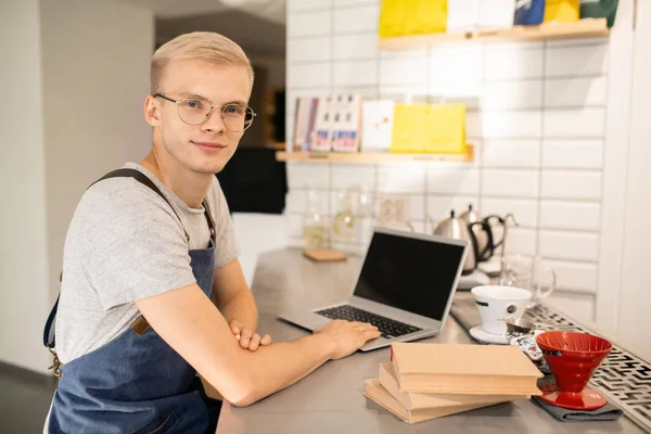 Hombre Joven Feliz Uniforme Anteojos Pie Junto Lugar Trabajo Mirándote — Foto de Stock