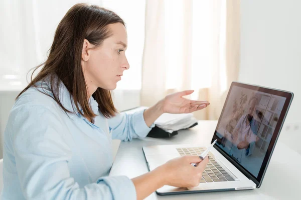 Mujer Joven Contemporánea Con Termómetro Consultando Con Médico Línea Mientras — Foto de Stock