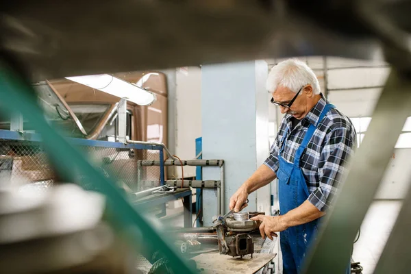 Padrone Servizio Riparazione Dai Capelli Grigi Invecchiato Nelle Parti Del — Foto Stock