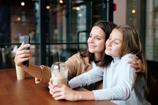 Affettuosi Madre Figlia Con Bevande Guardando Fotocamera Dello Smartphone Mentre — Foto Stock