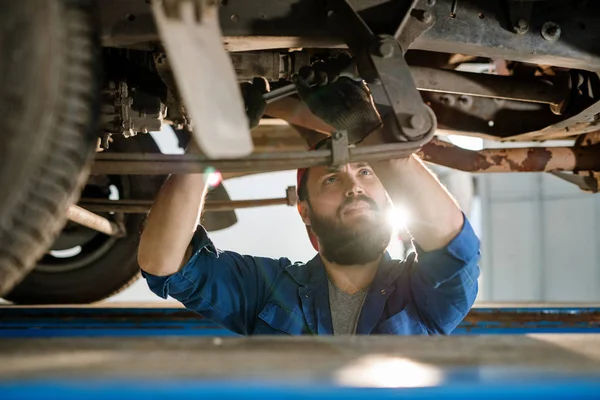 Ingénieur Technique Masculin Sérieux Service Réparation Automobile Regardant Des Détails — Photo