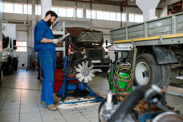 Joven Trabajador Serio Servicio Reparación Automóviles Instrucciones Lectura Mantenimiento Transporte — Foto de Stock