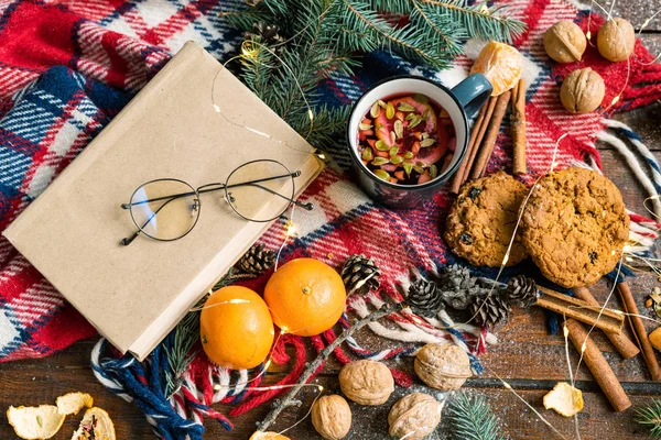 Vánoční Pozadí Sadou Předmětů Symbolů Tradiční Jídlo Pití Dřevěném Stole — Stock fotografie