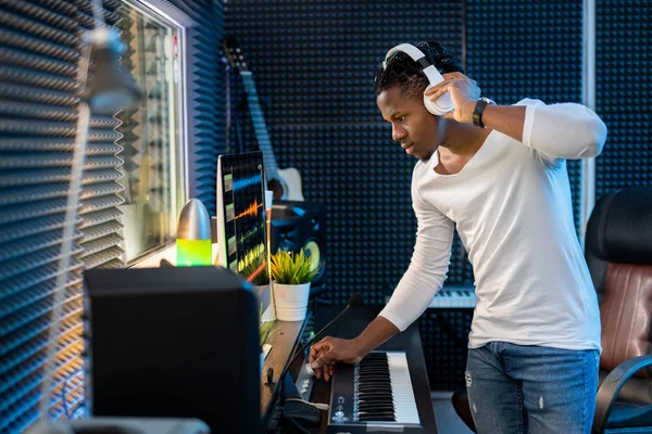 Jonge Serieuze Casual Mixed Race Man Met Koptelefoon Stand Computer — Stockfoto