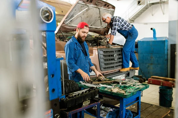 Młody Mechanik Ubraniu Roboczym Stojący Przy Otwartym Zestawie Różnymi Worktoolami — Zdjęcie stockowe