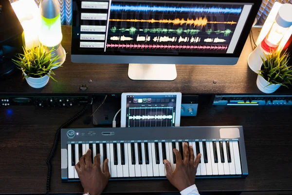 Yeni Müzik Kaydetme Stüdyoda Sesleri Karıştırma Işlemi Sırasında Piyano Klavyesinin — Stok fotoğraf