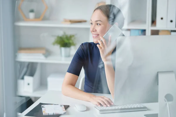 Joyeux Jeune Femme Élégante Tenant Smartphone Par Oreille Tout Étant — Photo