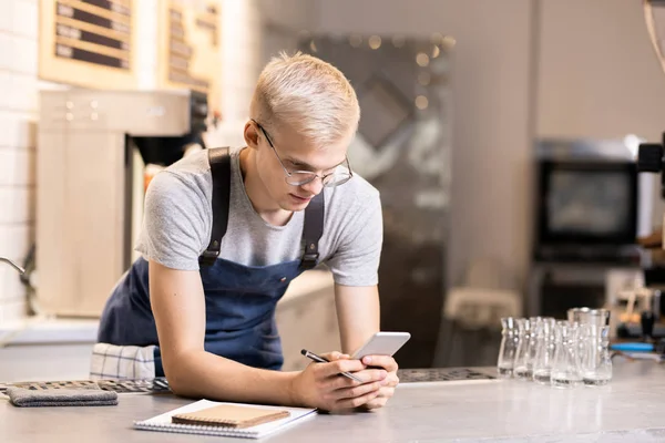 Jonge Barista Die Berichten Leest Scrollt Sms Smartphone Terwijl Hij — Stockfoto