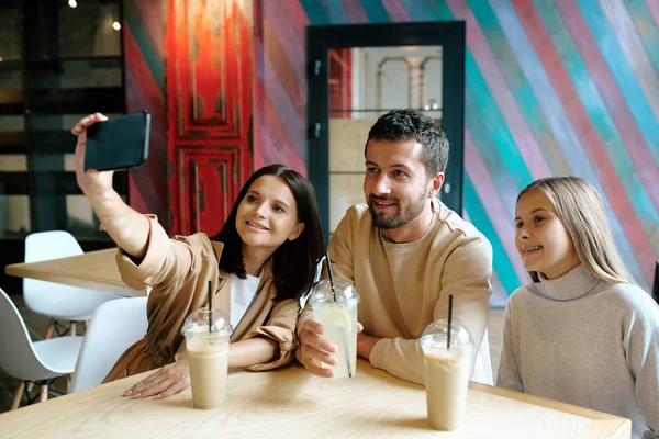 Jeune Famille Joyeuse Trois Personnes Assise Table Dans Café Après — Photo