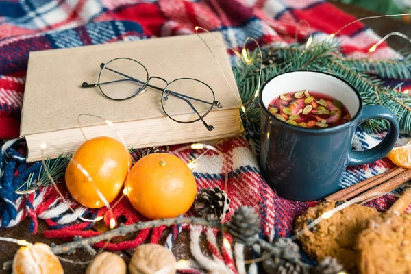 Buch Mit Brille Becher Mit Heißem Kräutertee Zwei Mandarinen Zapfen — Stockfoto