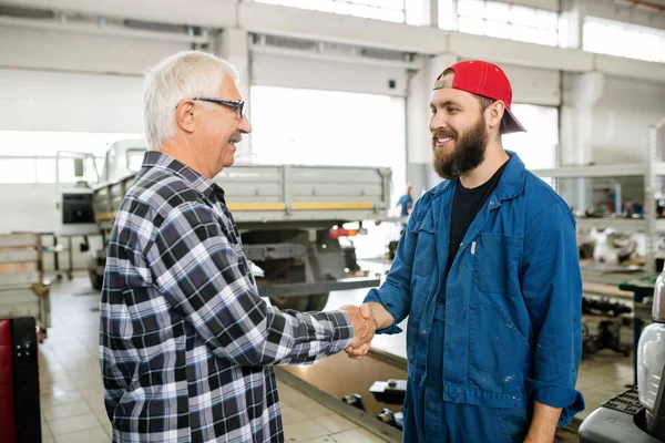 Glücklicher Junger Bärtiger Reparateur Des Wartungsdienstes Begrüßt Reifen Kunden Handschlag — Stockfoto