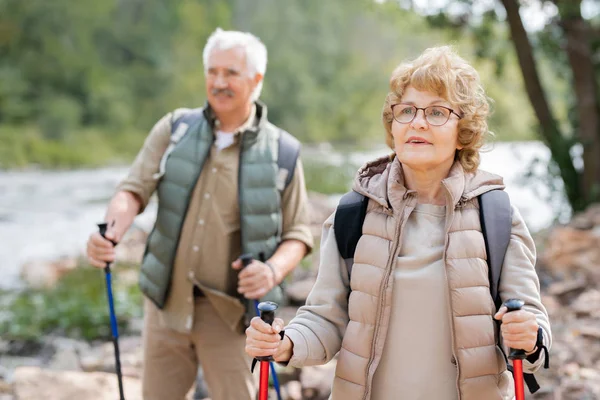 Pretty Mature Female Hiker Trekking Sticks Her Husband Moving River — Stock Photo, Image