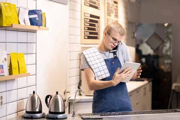 Ocupado Joven Barista Móvil Con Touchpad Smartphone Tomando Pedidos Clientes — Foto de Stock