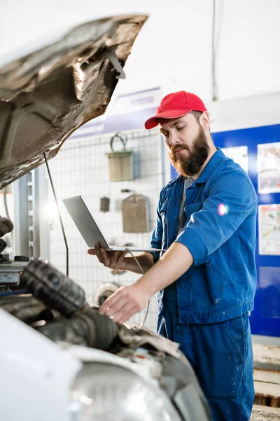 Fiatal Szakállas Technikus Javítási Szolgáltatás Vizsgálata Törött Motor Teherautó Laptop — Stock Fotó