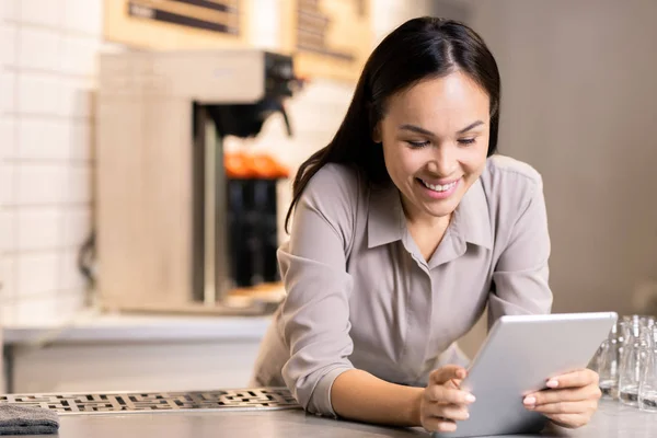 Dijital Tablet Kullanarak Müşterilerin Online Siparişlerini Inceleyerek Lüks Restoranın Mutlu — Stok fotoğraf