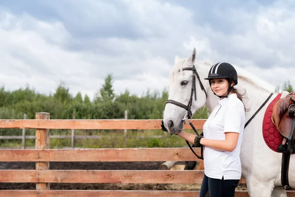 Jovem Mulher Roupa Equestre Cavalo Corrida Branco Movendo Longo Cerca — Fotografia de Stock