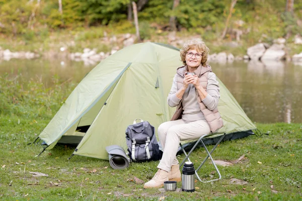 Ältere Lächelnde Frau Aktivkleidung Hält Heißgetränk Der Hand Während Sie — Stockfoto