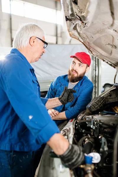 Erfahrener Mitarbeiter Des Technischen Reparaturdienstes Erklärt Seinem Jungen Kollegen Wie — Stockfoto