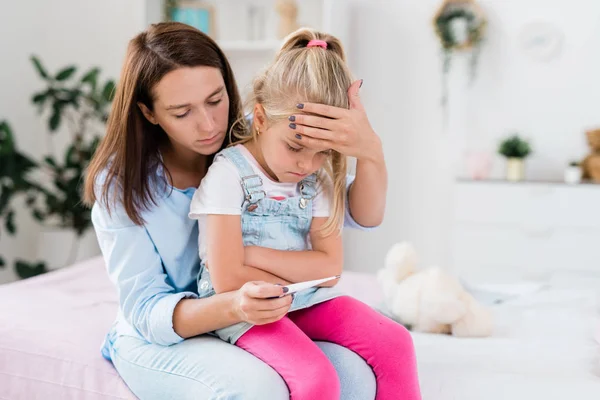 Ung Orolig Brunett Kvinna Vidrör Pannan Sin Sjuka Dotter Medan — Stockfoto