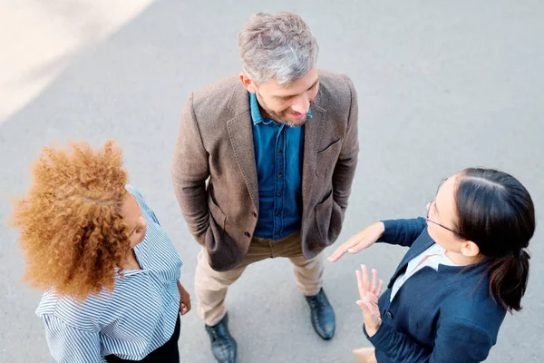 Visión General Tres Jóvenes Empleados Ropa Formal Pie Círculo Mientras — Foto de Stock