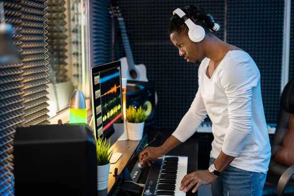 Confiado Joven Músico Con Auriculares Escuchando Sonidos Mezclados Auriculares Mientras — Foto de Stock