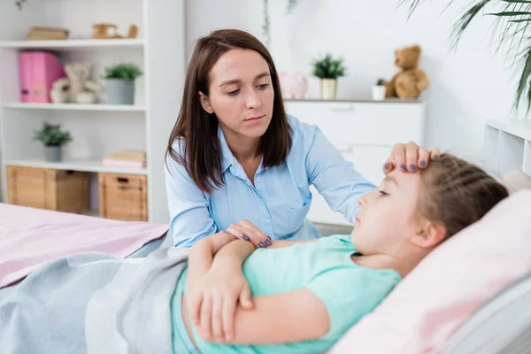 Sorglig Försiktig Mamma Sitter Vid Sängen Sjuk Liten Flicka Feber — Stockfoto