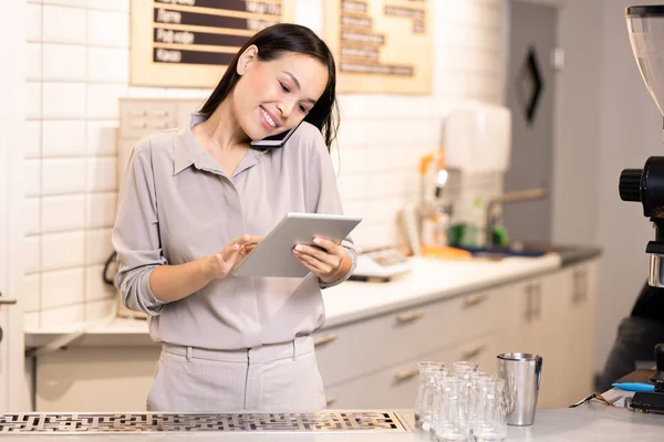 Kafe Restoranın Genç Meşgul Garsonu Müşterilerinden Biriyle Telefonda Konuşurken Touchpad — Stok fotoğraf